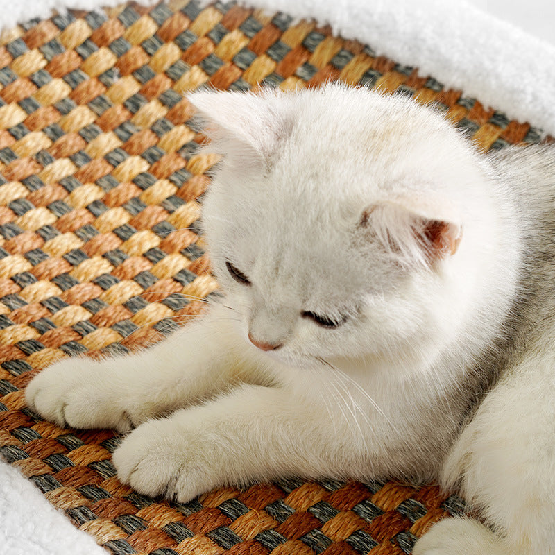 Oval cat scratch basin close-up with white plush rim and woven sisal mat
