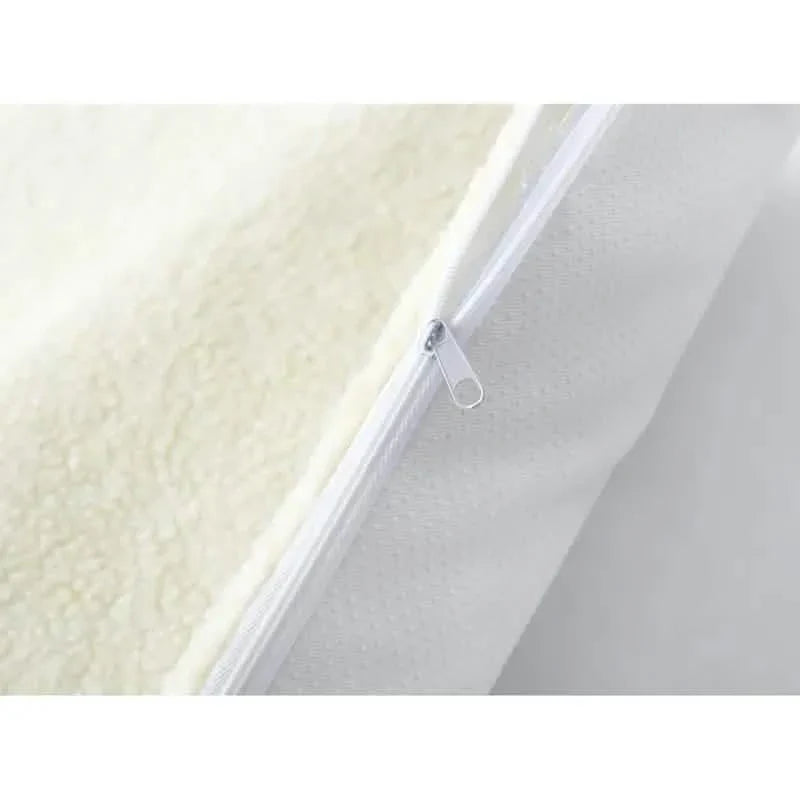 Self-heating pet mat seam detail with zipper on the edge